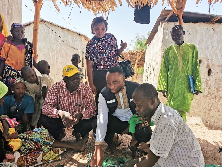 A WHO team trains community volunteers and health workers on the user of AVADAR, a mobile based application used to report cases of acute flaccid paralysis, a clinical symptom of polio in Gurai, South Sudan. ©WHO/AFRO