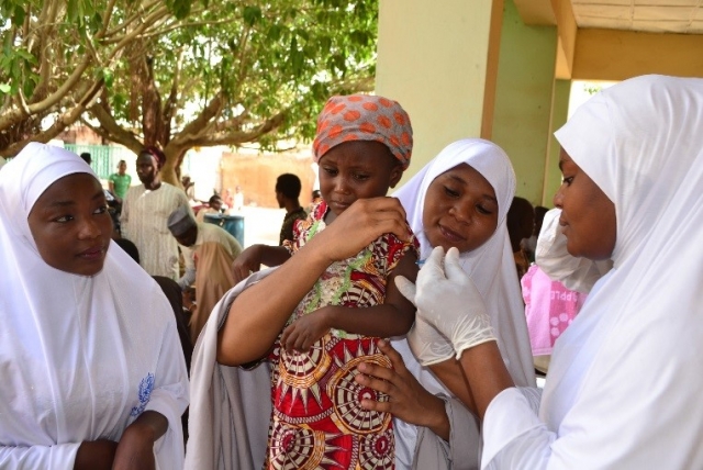 Healthworkers vaccinating a child in Sokoto