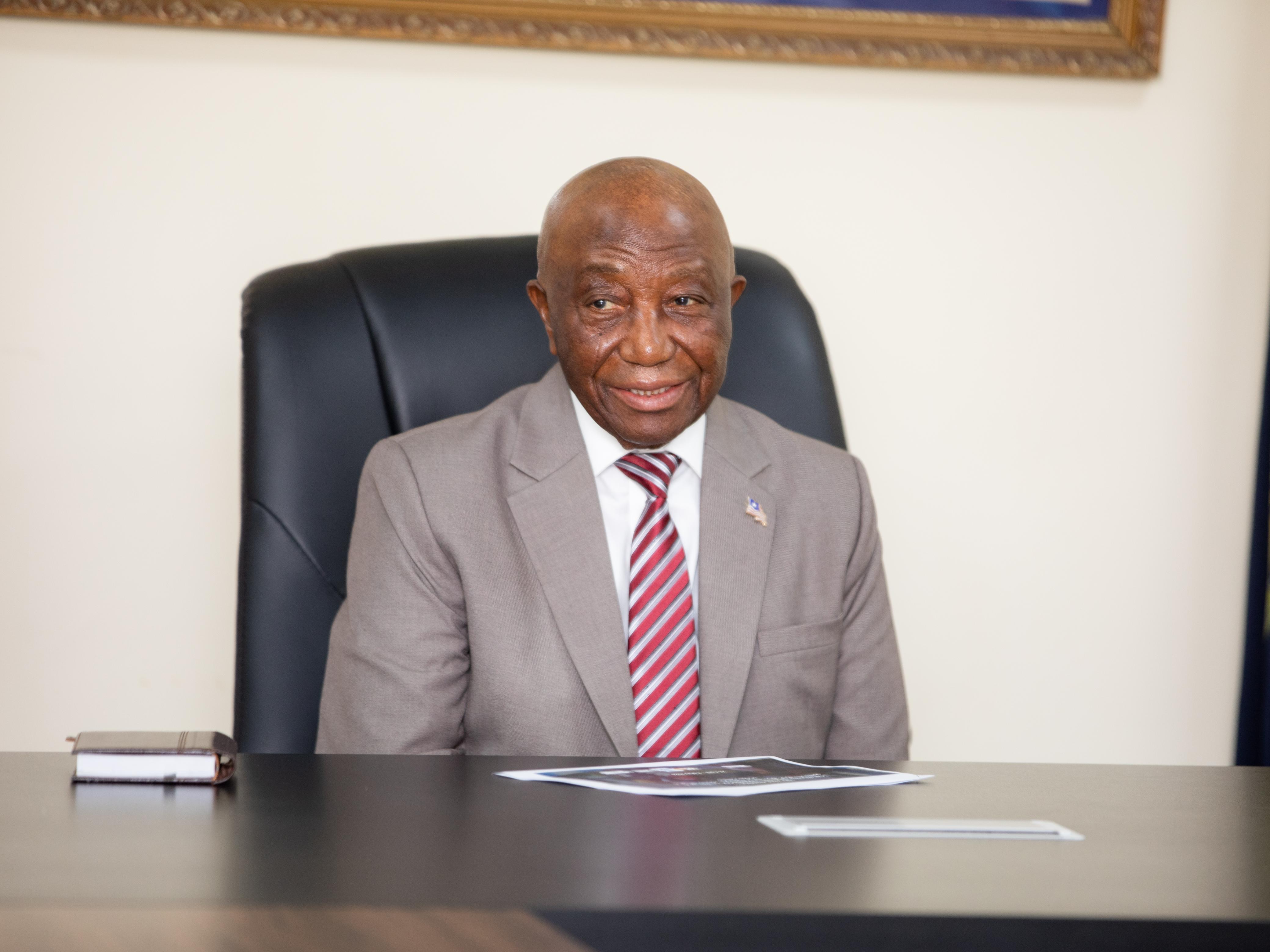 Sr. Joseph N. Boakai, Presidente de la República de Liberia, durante la sesión informativa de la Misión H6-SRMNCH en la Mansión Ejecutiva en Liberia