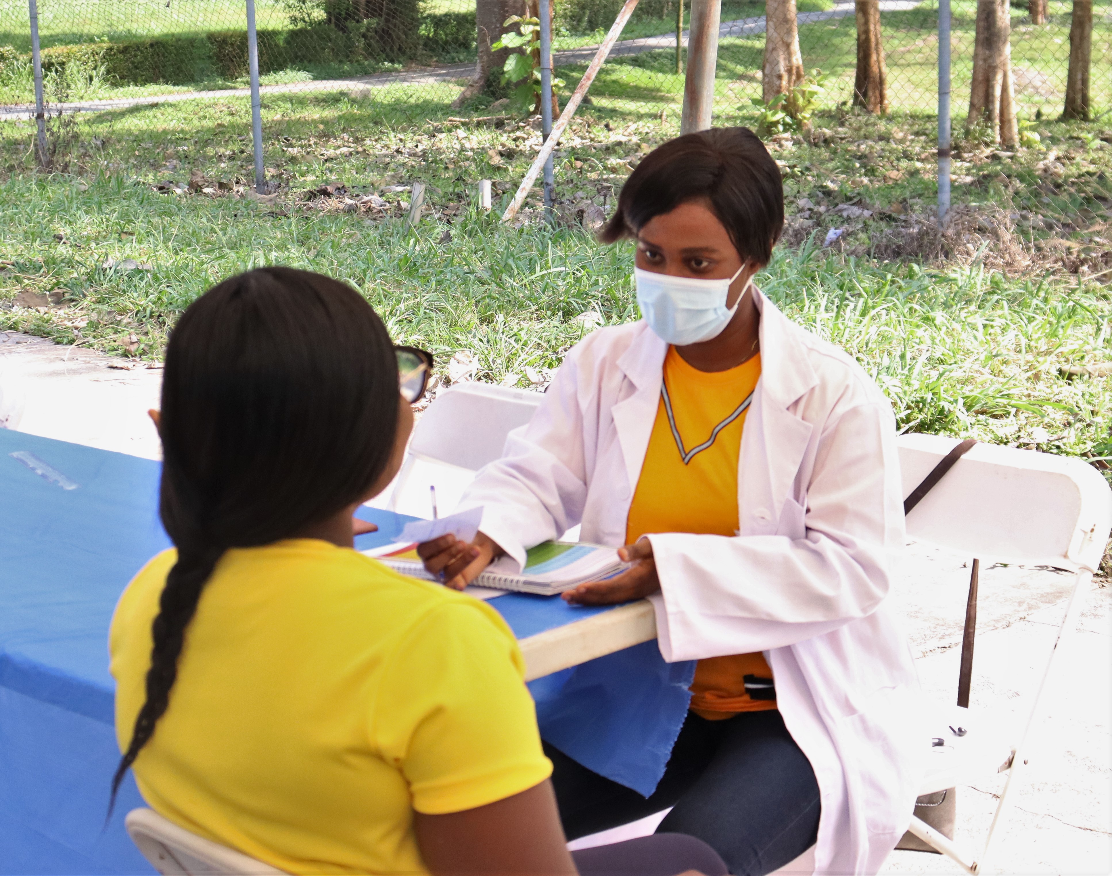 Abordar las desigualdades de género en la salud: una clave para lograr la cobertura sanitaria universal en Ghana |  OMS