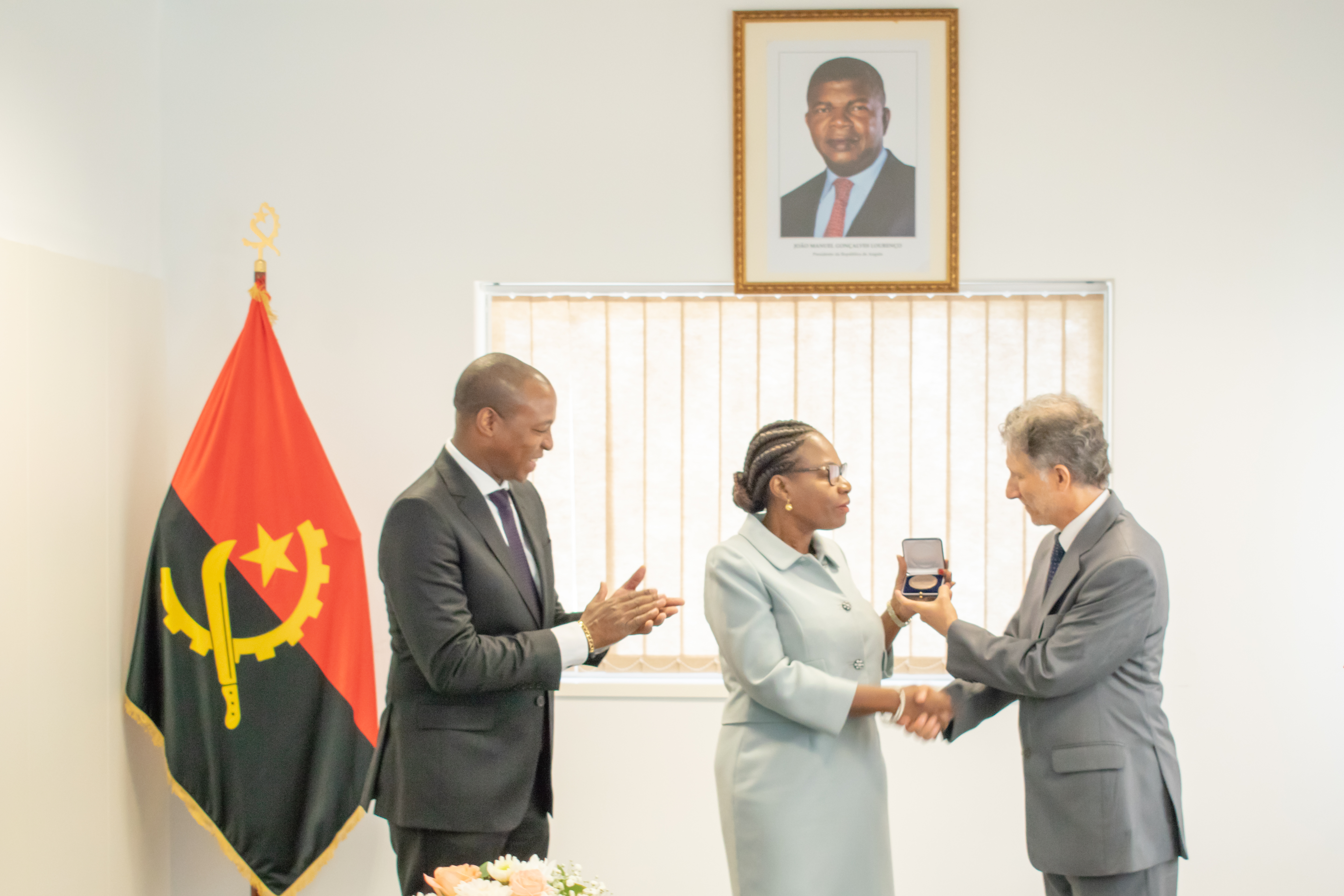 Representante da OMS durante a entrega da medalha