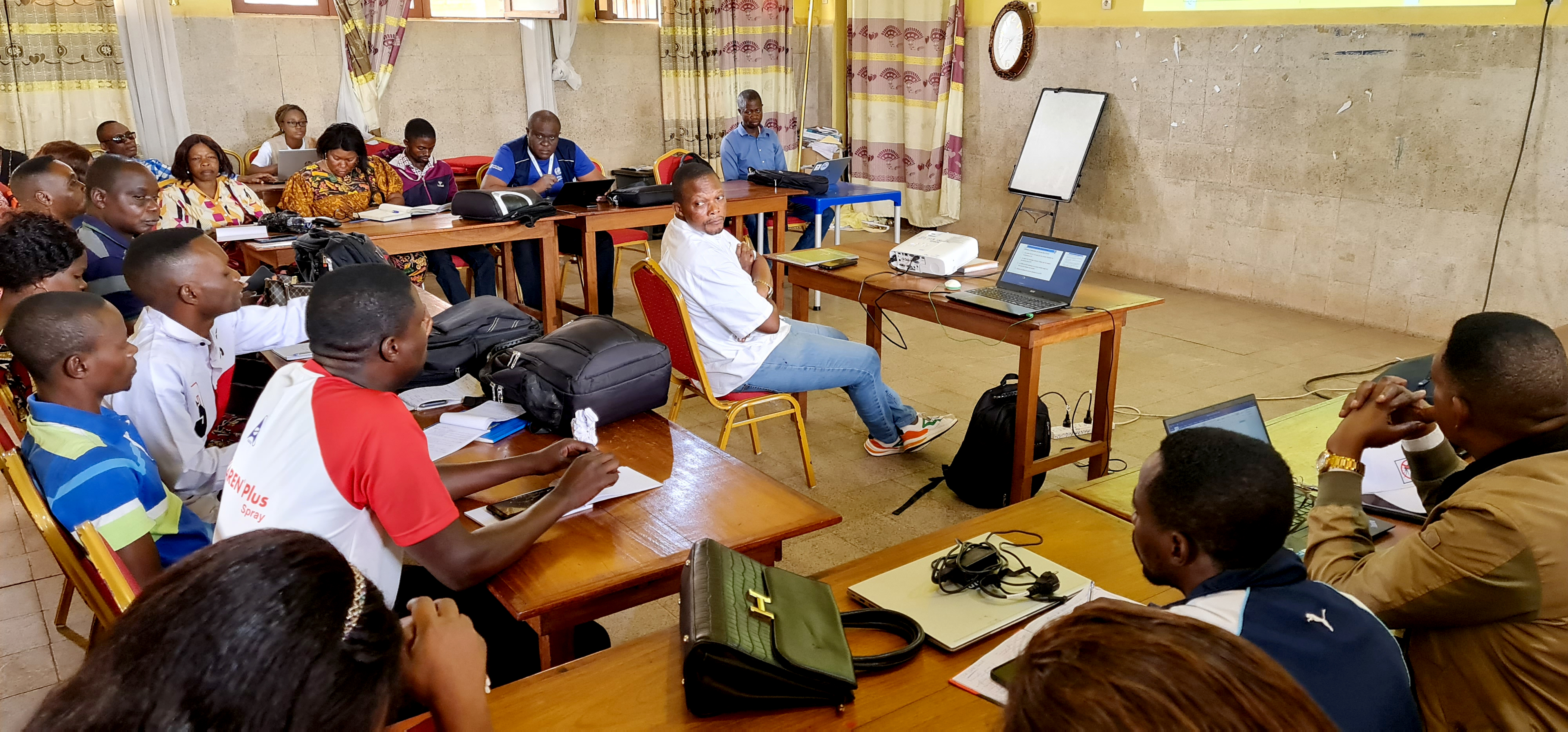 Les personnels médicaux des différentes zones de santé pilotes choisies pour la CPP lors d’une séance de travail avec les différents partenaires venus dans la province pour la supervision des activités. OMS/Eugene Kabambi