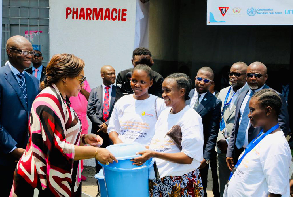 La Distinguée Denise Nyakeru Tshisekedi, Première Dame de la RDC remettant symboliquement une donation dans la Commune de Ngaba, à l'occasion de la Semaine de la Mère et du Nouveau-Né 