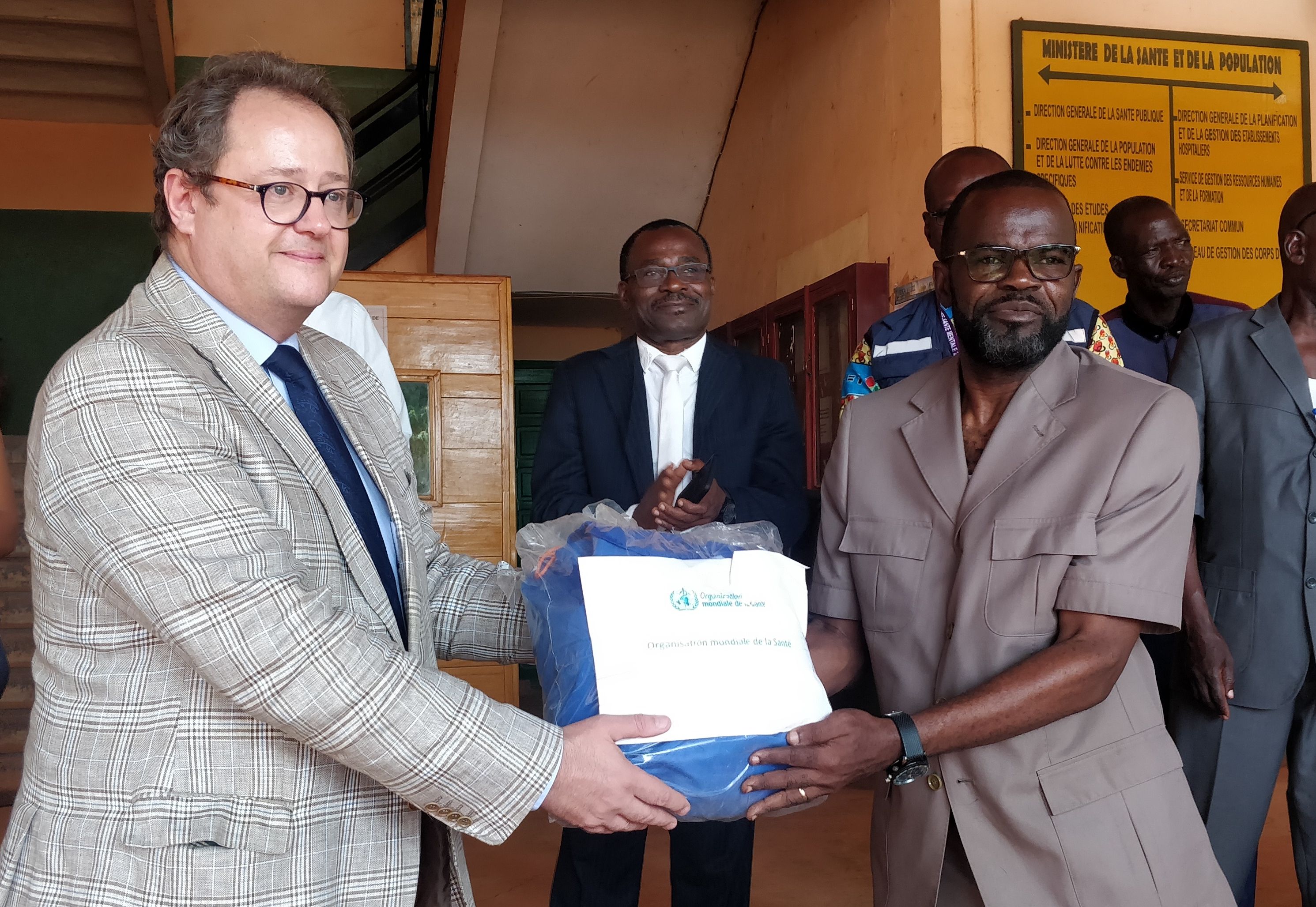 L’OMS fait don au Ministère de la Santé et de la Population de kits sanitaires pour parer à d’éventuelles recrudescences de maladies suite aux inondations