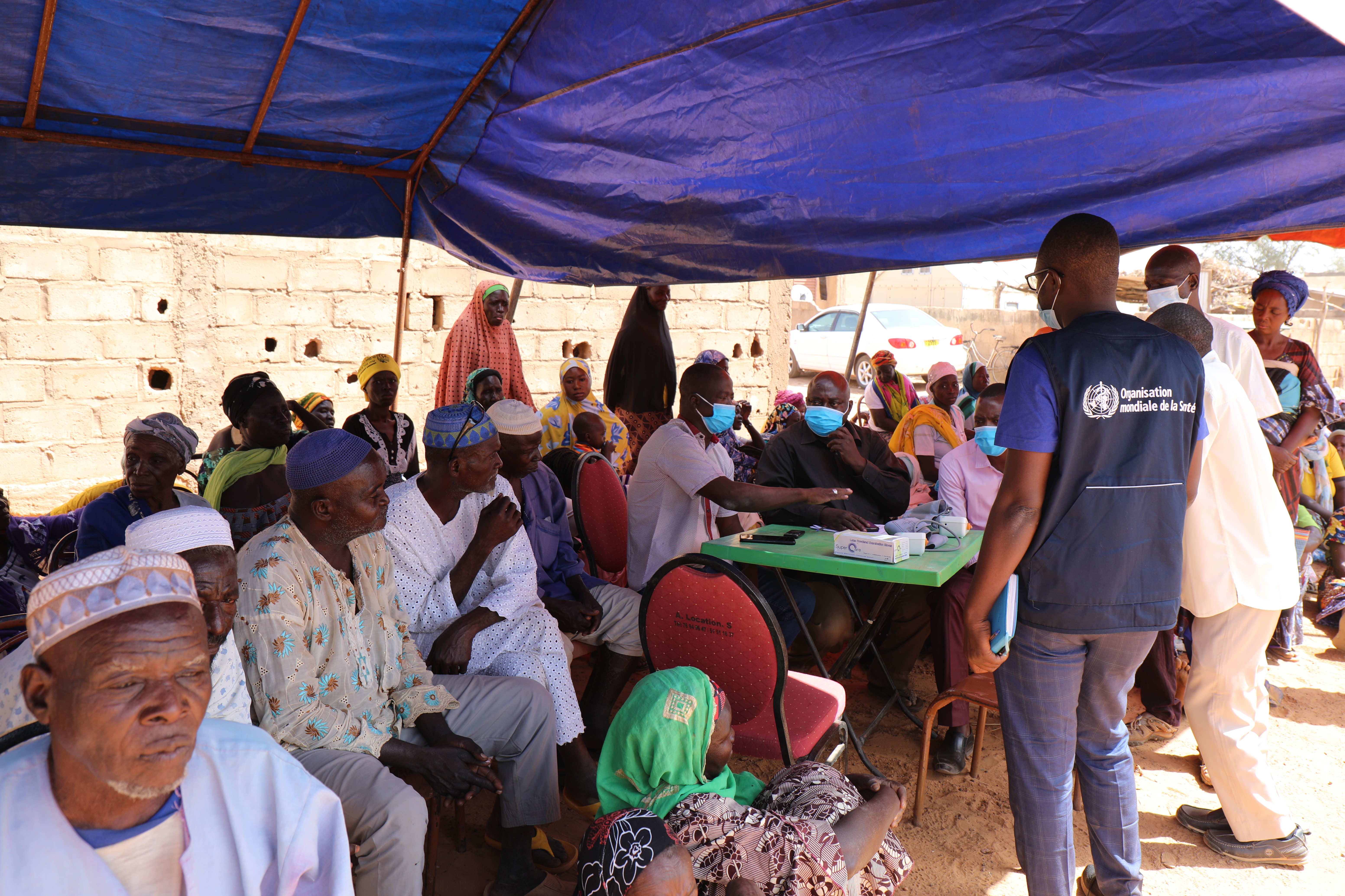 Dr Emmanuel Moyenga en plein échange avec les équipes 