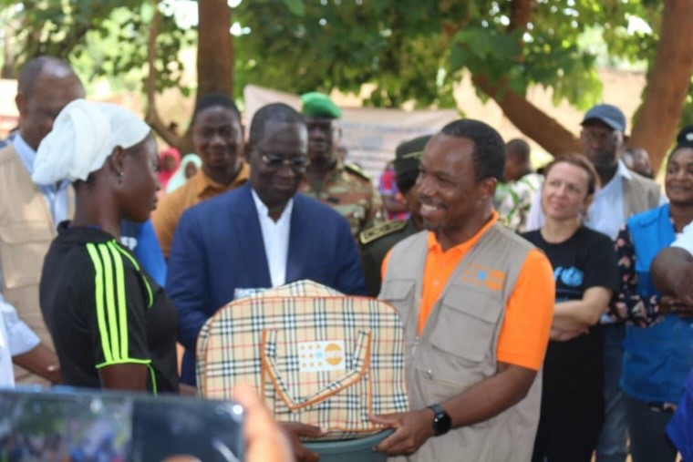 Le Représentant de l'UNFPA remettant un lot de kit de dignité et d'hygiène aux femmes déplacées dans le Nord du Bénin