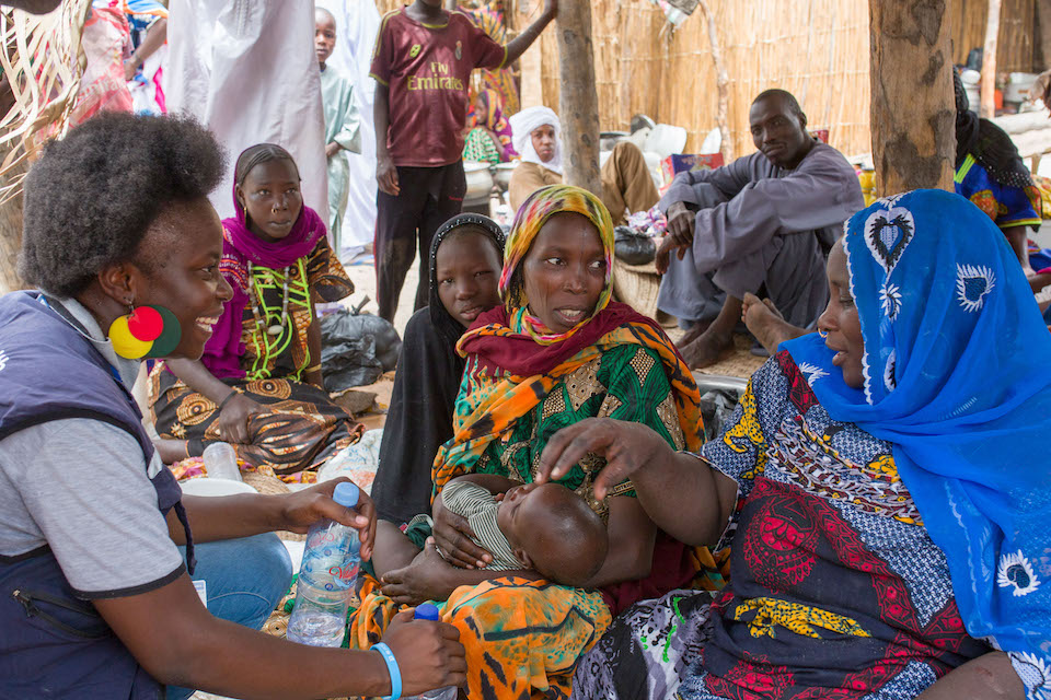 WHO Polio consultant Dr Adèle Aluma asks local mothers if their babies have been immunized during an outreach campaign in Ngorerom Market, Lake Chad © Christine McNab