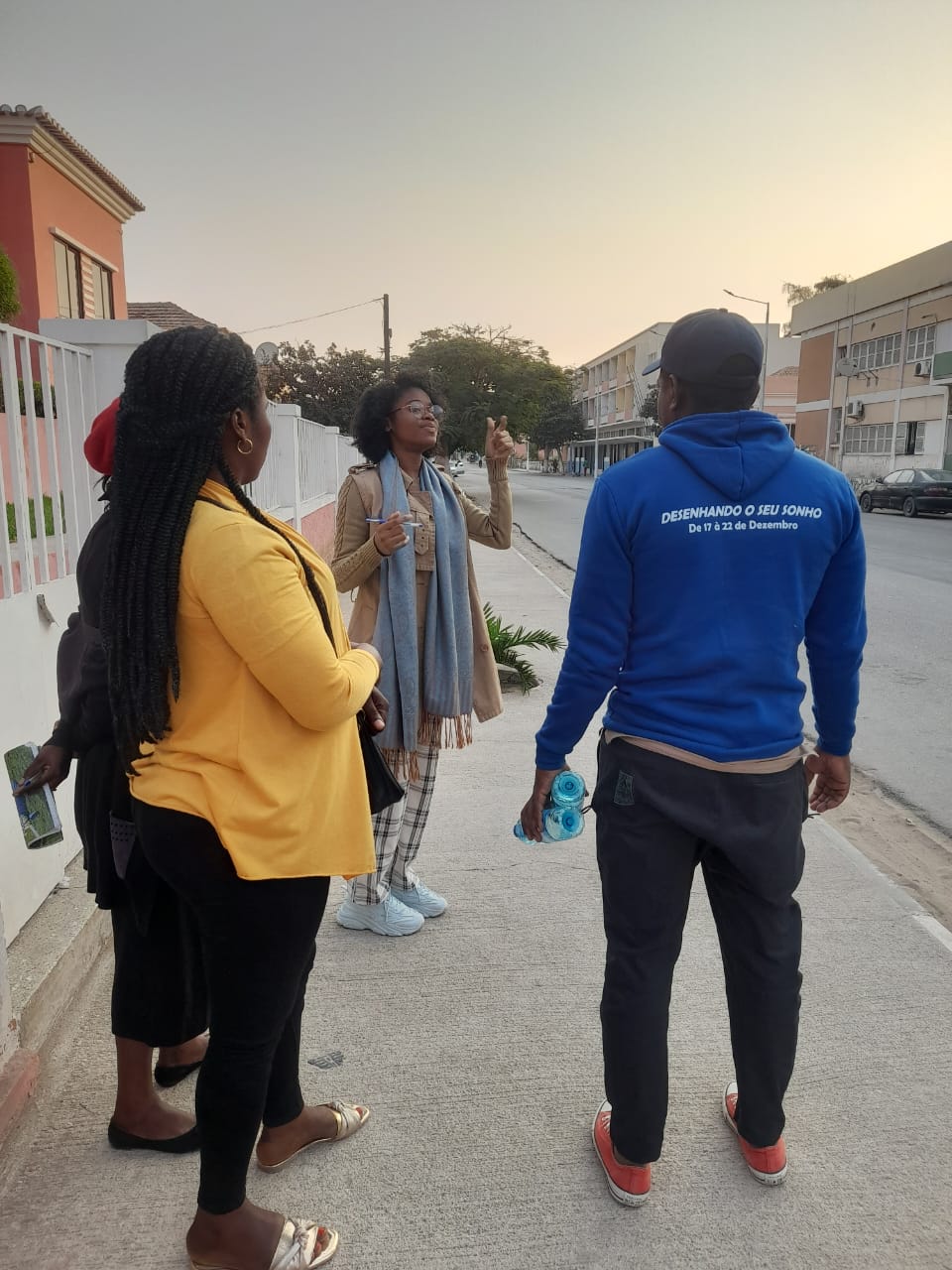 18 estudiantes de la Universidad Privada de Angola (UPRA) se embarcaron en un viaje transformador, aportando su juventud, energía e intelecto a la campaña nacional contra la polio en Angola.  |  OMS