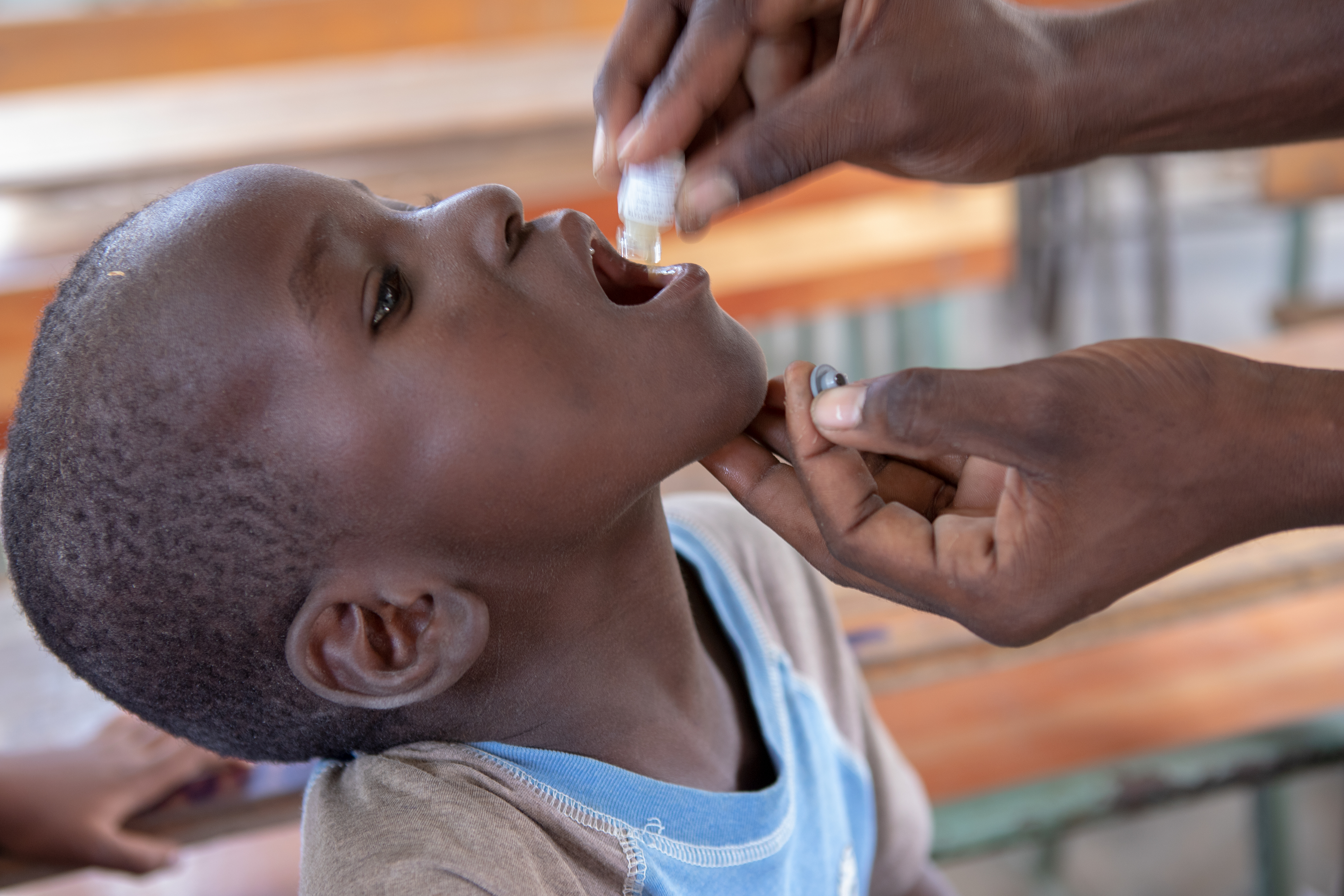OMS-FOTO Emergências em Moçambique alunos tomando a vacina contra a cólera, no Dondo 04APR2019 02 Nieuwenhof