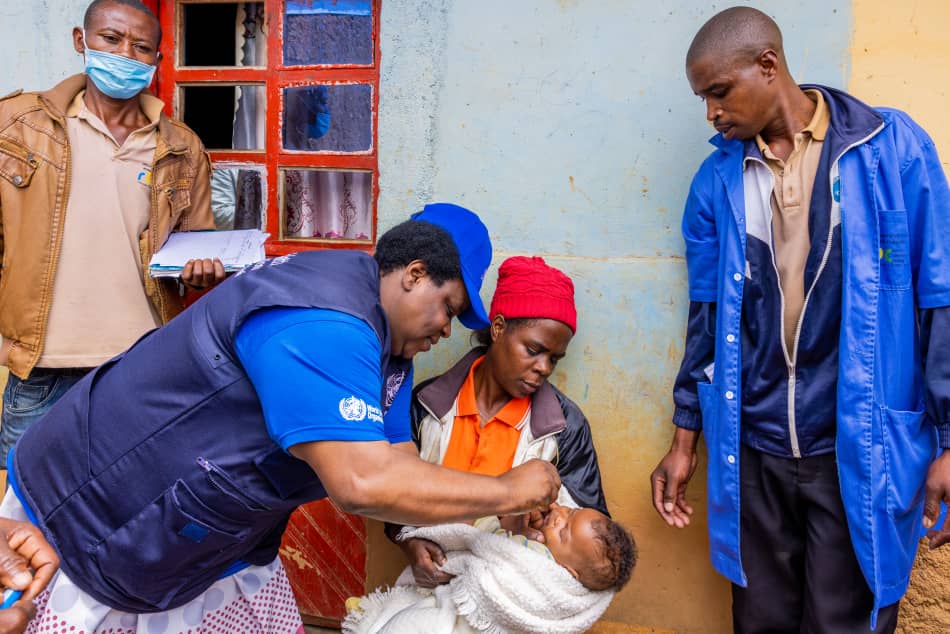 La Dra. Marie Rosette Nahimana, administrando la vacuna contra la polio durante la campaña.