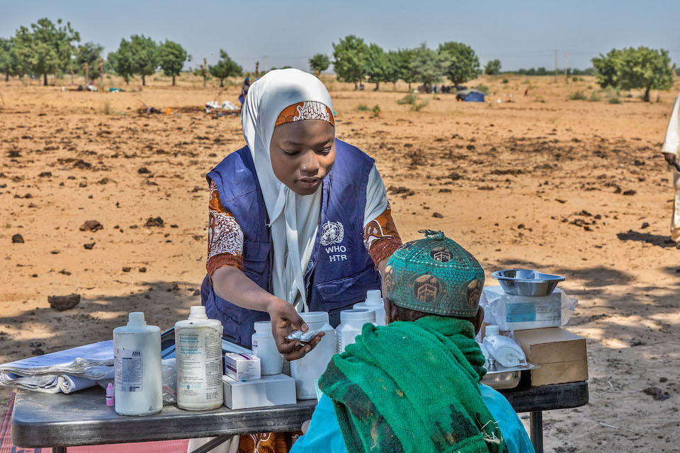 A WHO polio health worker conducts an outreach campaign for nomads in Borno state, which includes primary healthcare activities © Andrew Esiebo