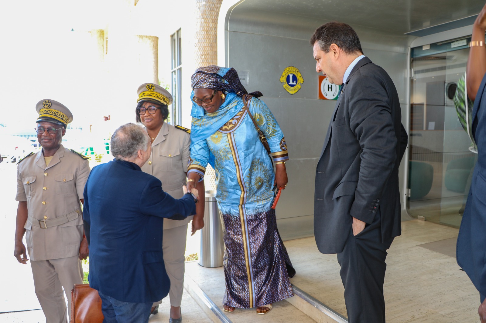 Accueil de M. Jean Todt, par la Cheffe du Bureau OMS Cöte d'Ivoire.