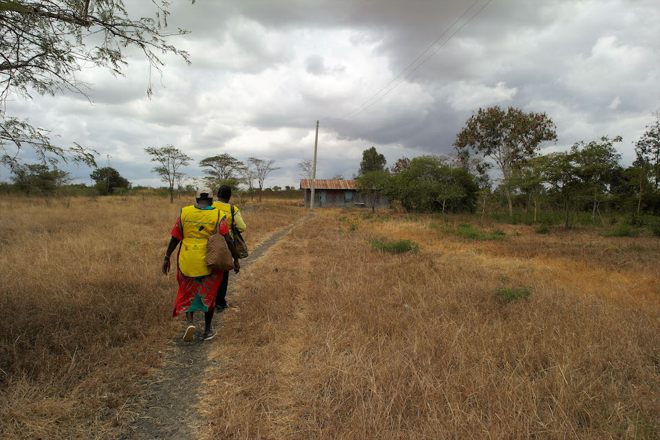 Polio vaccinators walk from house-to-house for a vaccination campaign in Kiambu, Kenya, 2018 © WHO/L.Dore