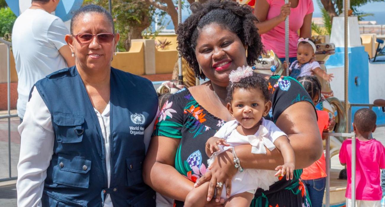 Orisa Brito ave sa bébé Lila et la DPC de l'OMS Cabo Verde, Carolina Leite