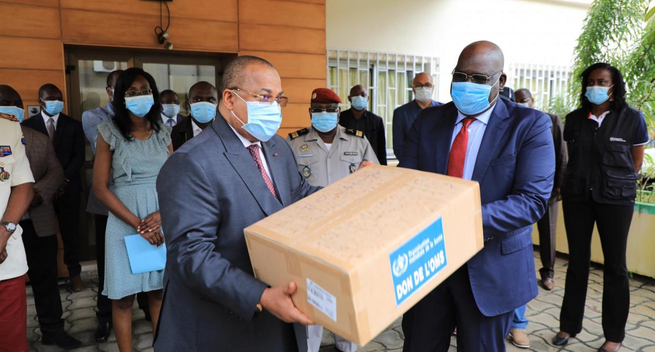 Au Gabon, dès le lancement de l’alerte par l’OMS, le Bureau pays a apporté son expertise afin de renforcer les capacités de préparation et de réponse au COVID-19. Ainsi, avant la notification du cas index, un appui substantiel a été apporté au pays pour l’amélioration du Plan National de Préparation et de Riposte. L’OMS en collaboration avec les structures hospitalières a effectué une évaluation des capacités techniques, logistiques et infrastructurelles des sites sectionnés par le gouvernement pour le trai