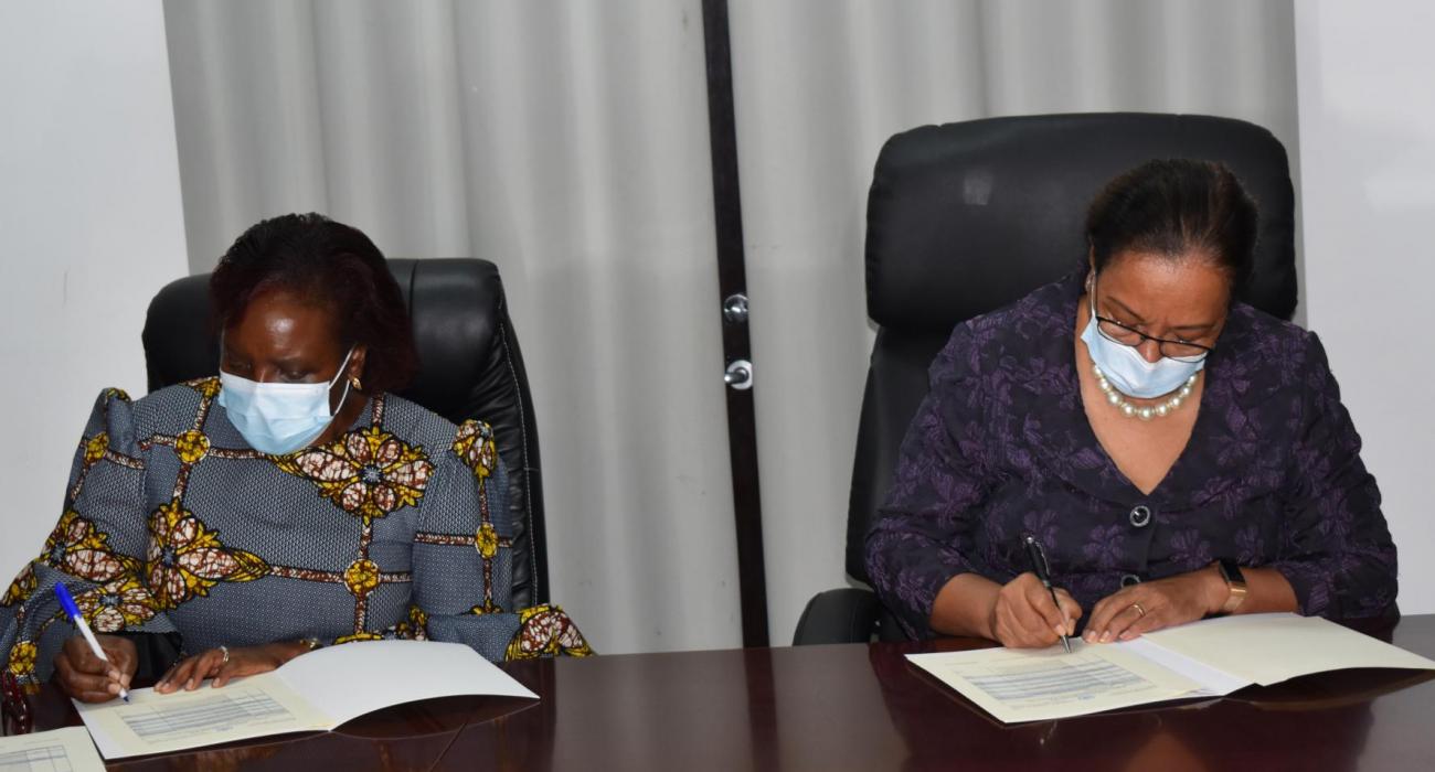 Dr Susan Tembo, acting WHO Representative for Seychelles and Honorable Minister of Health Peggy Vidot signs the two-year joint framework in the presence of the media