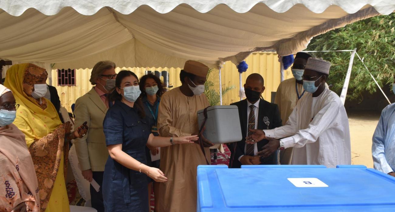 Le Secrétaire d'Etat à la santé et solidarité nationale, Dr Djiddi, remettant un échantillon du vaccins reçus au coordonnateur national du PEV