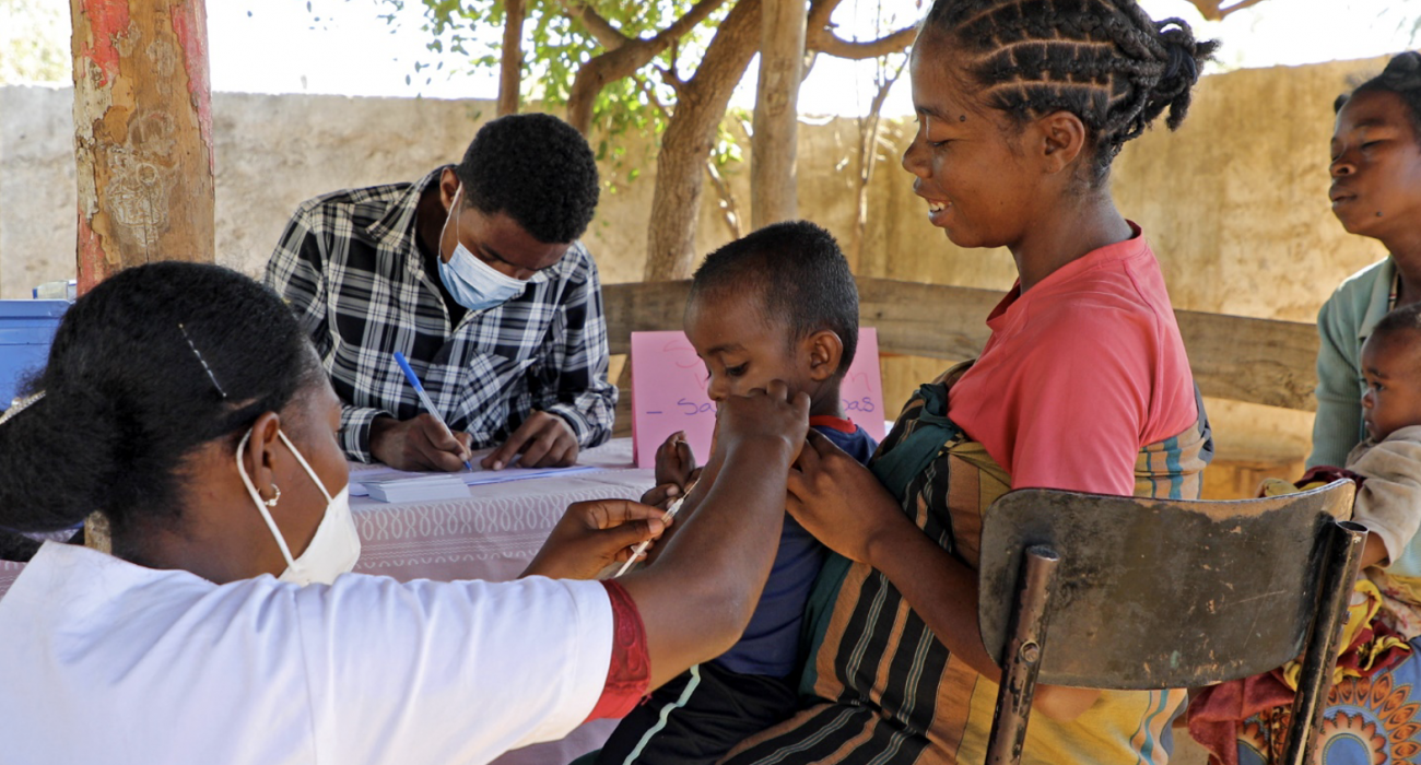 Trois ans après une grande épidémie, Madagascar choisit l’engagement communautaire pour lutter contre la rougeole.