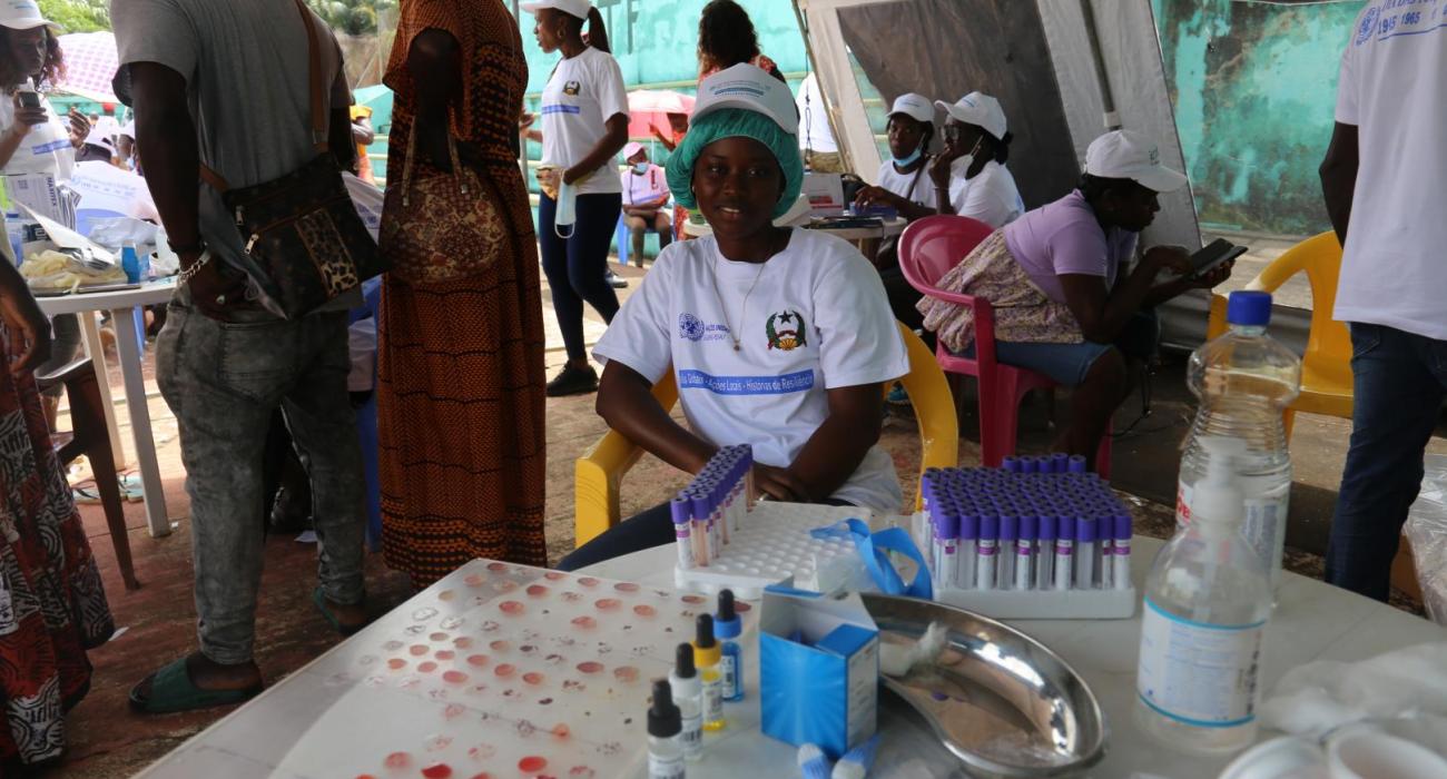 A OMS organiza a primeira feira de saúde na Guiné-Bissau.