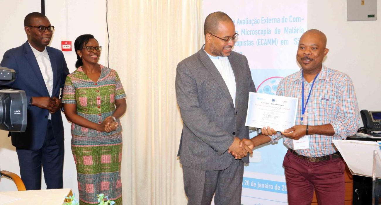 Estevao Andrade receiving his level 1 certificate from the Minister of Health