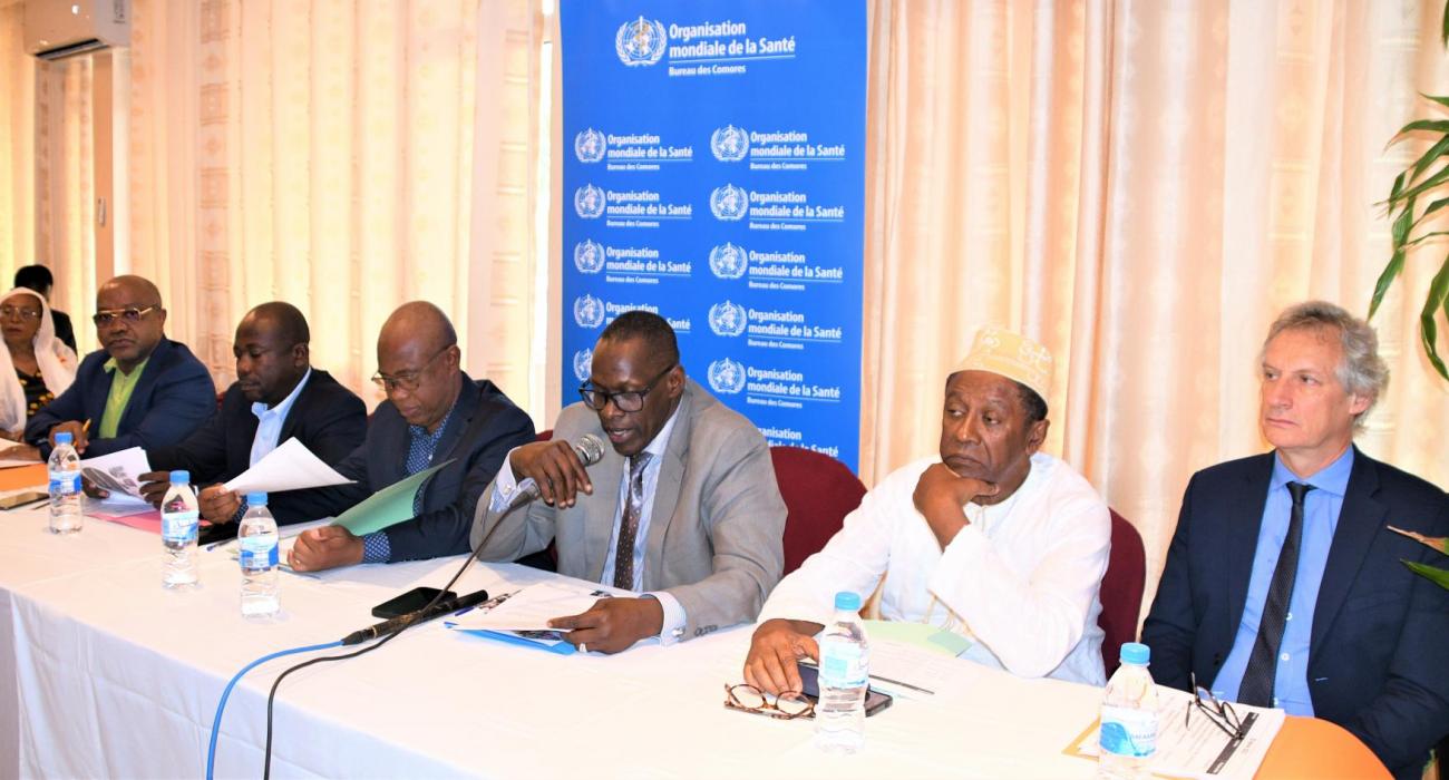 Les officiels lors de la validation de la SCP 2022-2026 Comores - OMS