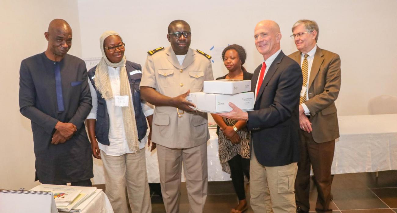 Remise officielle de matériels par Dr Glade Gordon