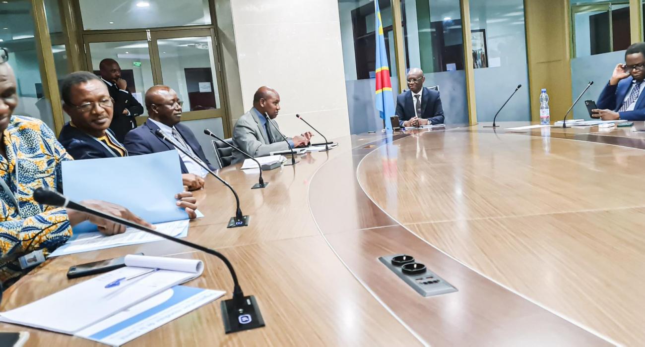 Le Ministre de la Santé Publique, Hygiène et Prévention recevant la délégation du Bureau de Pays de l'OMS, conduite par le Représentant résident, le Dr Boureima Hama Sambo le 19 avril 2023 pour une réunion d'information sur le fonctionnement de l'OMS, ainsi que la participation de la délégation de la RDC à la 76ème Assemblée mondiale de la Santé prévue en mai 2023 à Genève