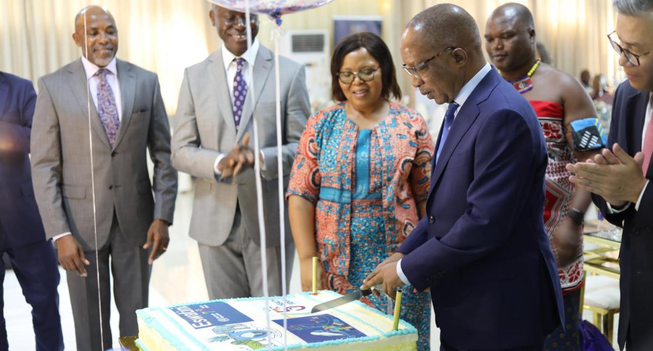 The Prime Minister of the Kingdom of Eswatini cutting the cake to symbolise the celebration of the WHO 75th anniversary