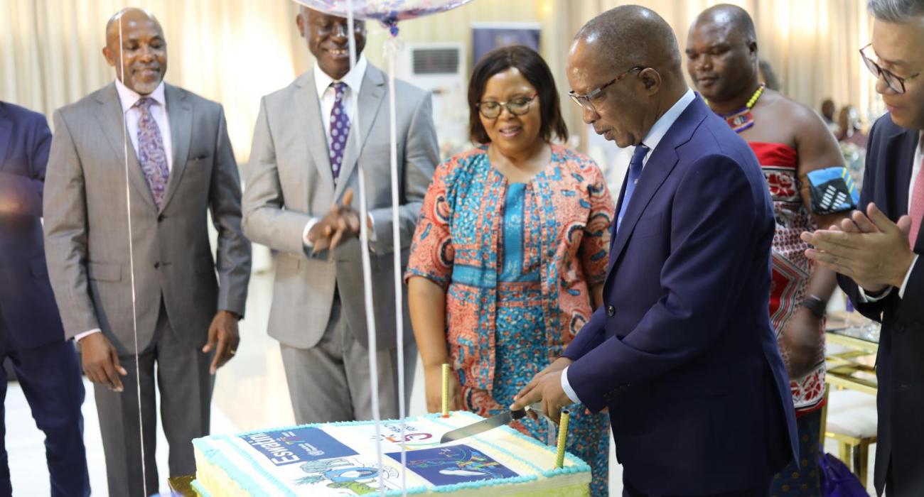 The Prime Minister of the Kingdom of Eswatini cutting the cake to symbolise the celebration of the WHO 75th anniversary