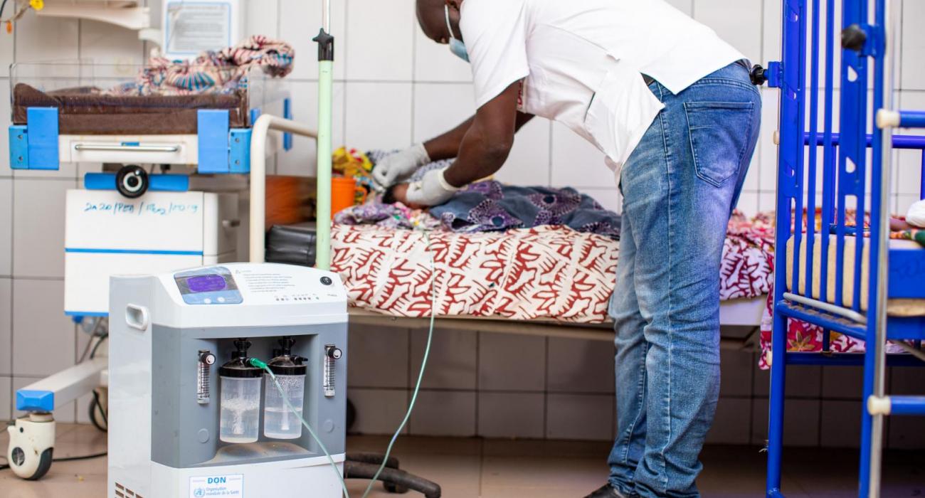 Placement d'oxygène à un bébé au CHR de TSévié