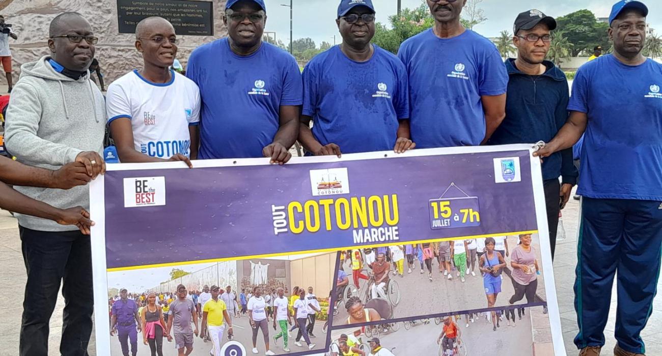 Photo de groupe du personnel de l'OMS avec à sa tête le Représentant p.i du bureau et les organisateurs de la marche