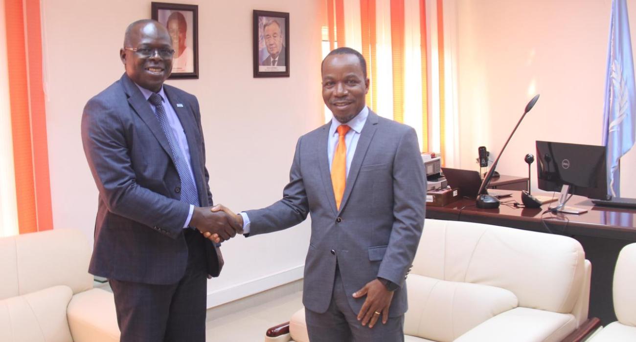 Poignée de main entre (à gauche) Dr KONAN Kouamé Jean, Représentant p.i de l'OMS et Dr Richmond TIEMOKO Représentant de l’UNFPA au Bénin et assurant l’intérim de M. Salvator NIYONZIMA, Coordonnateur Résident du Système des Nations Unies (SNU) au Bénin