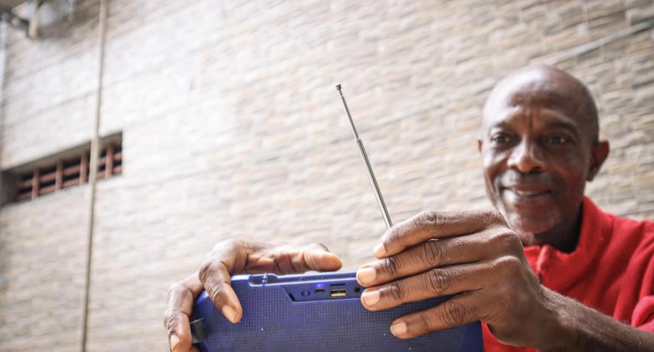 Maputo – “I wouldn’t have known about the dangers of polio if it weren’t for my small radio,” says Faize Mobate, a guard at a residential compound near Matola, on the periphery of Maputo in Mozambique.
