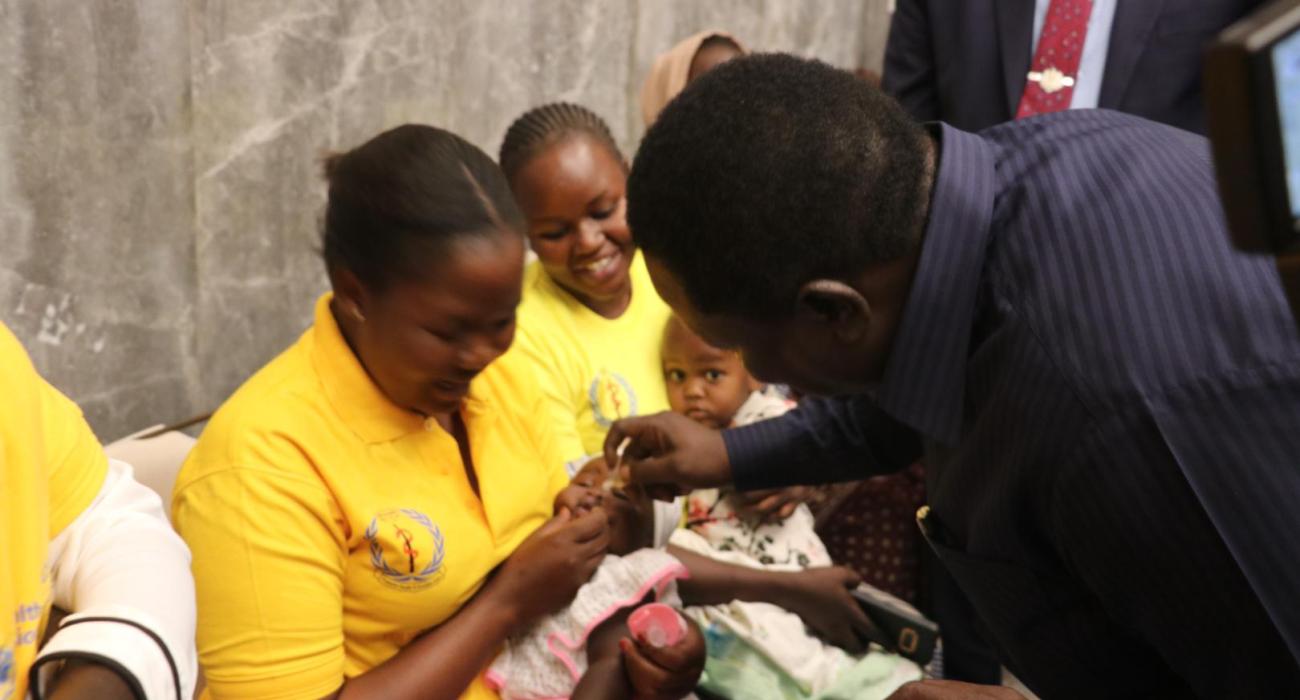 H.E. Hussein Abdelbagi Akol, Vice President of the Republic of South Sudan for Service Cluster, administers the polio vaccine.