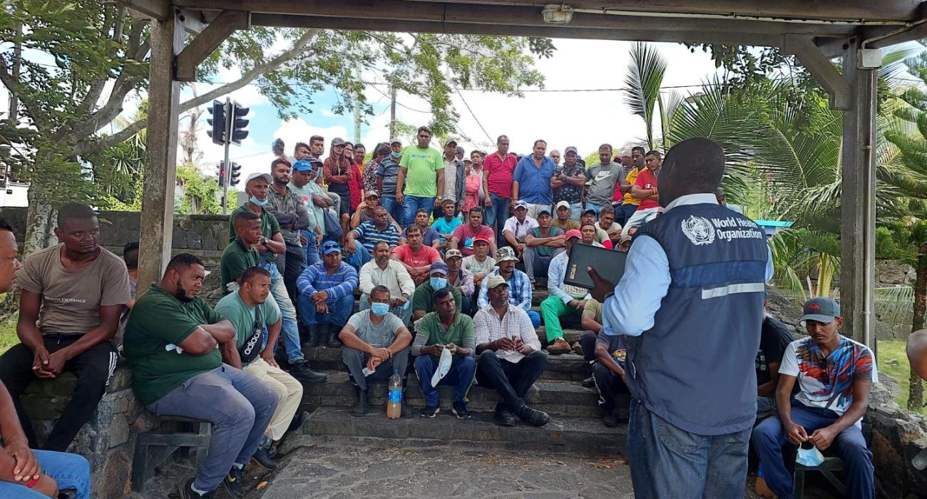 A WHO expert conducting an education session for a vector control team. 
