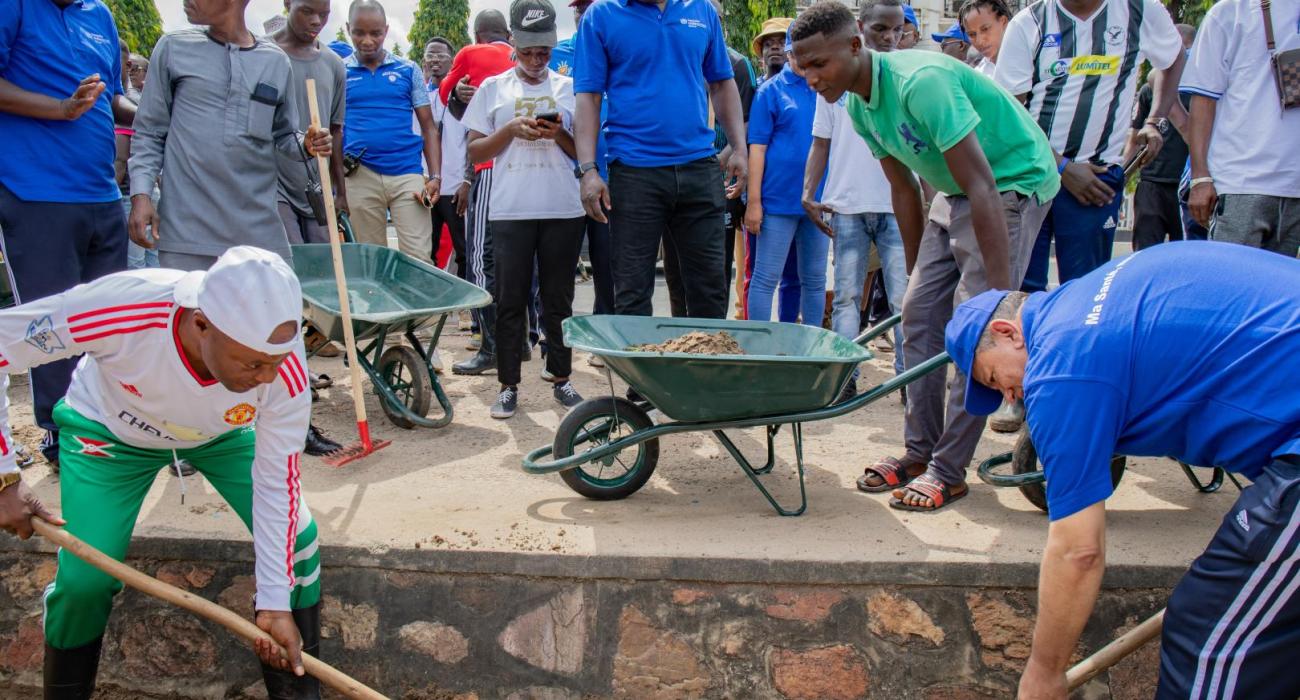 Le Représentant de l'OMS Burundi et le Maire de la ville de Bujumbura en pleins travaux communautaires.