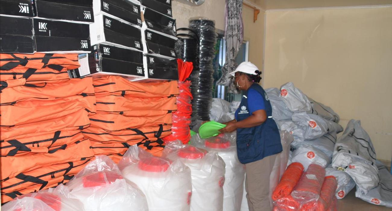 L'assistante logistique de l'OMS à Anjouan avec une partie du matériel