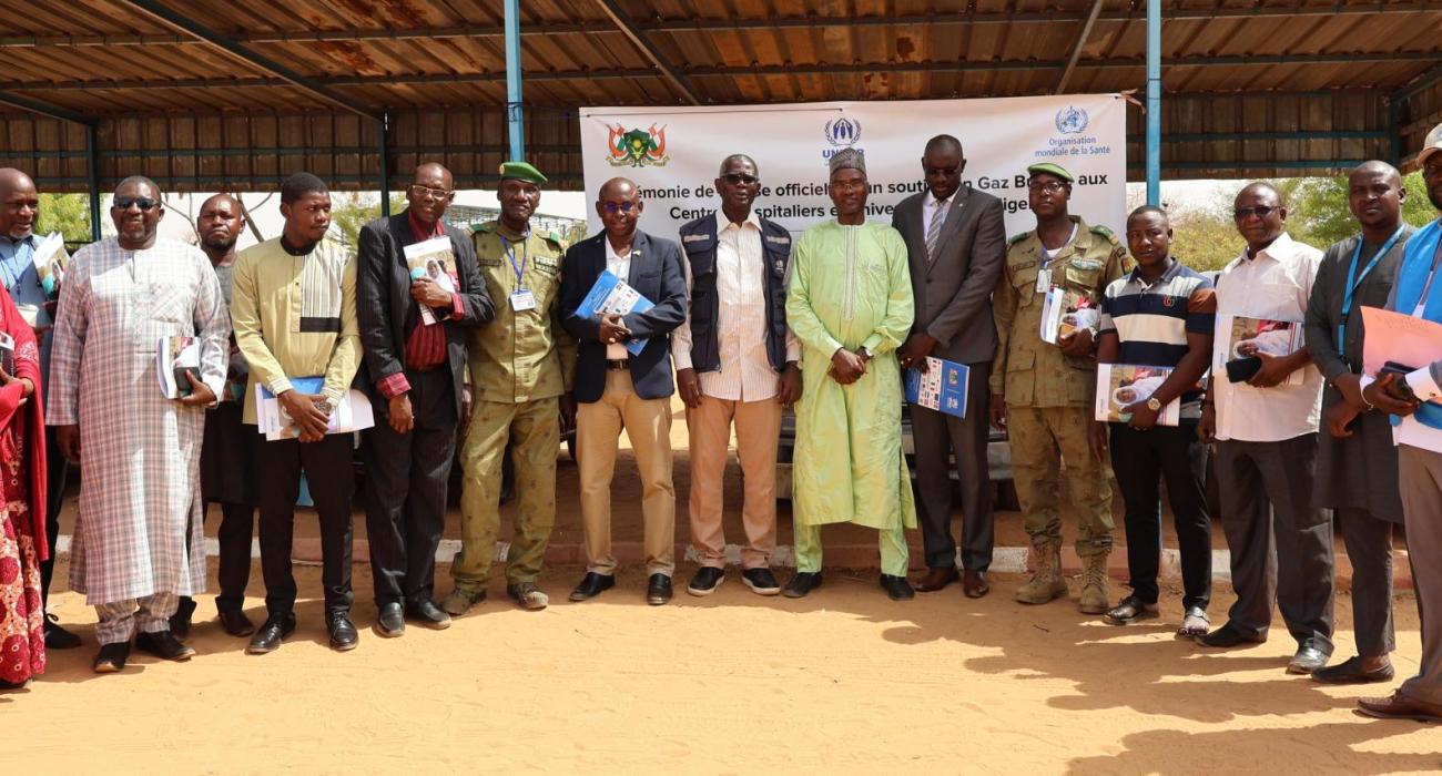 Photo de famille après la cérémonie de signature pour le don de gaz de butane
