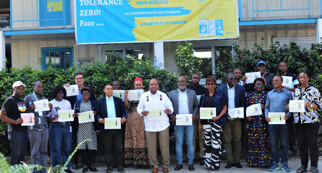 Photo de groupe du personnel de l'OMS en RDC, prise à Kinshasa, autour du Représentant, Dr Boureima Hama Sambo, à l'issue de la première expérience avec le laboratoire d'expérience des utilisateurs du BMS, également connu sous le nom de UX Lab.