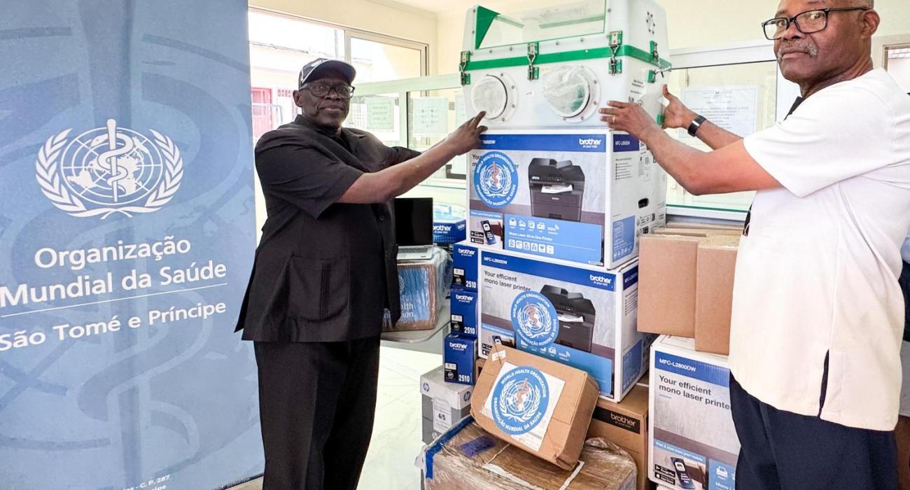 WR, Dr. Abdoulay Diarra, entrega os equipamentos ao Diretor do Gabinete do Ministro da Saúde, Dr. Martinho Nascimento.