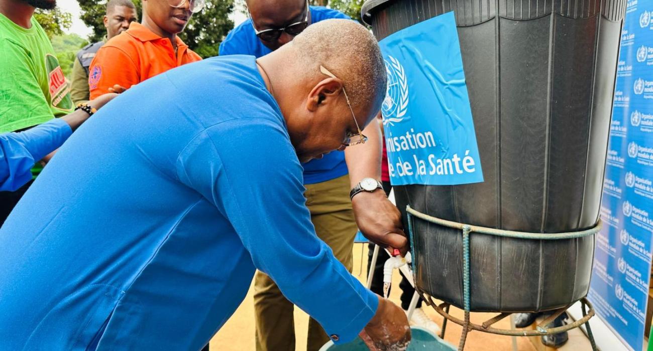 Demonstration de friction et de lavage des mains par le Ministre