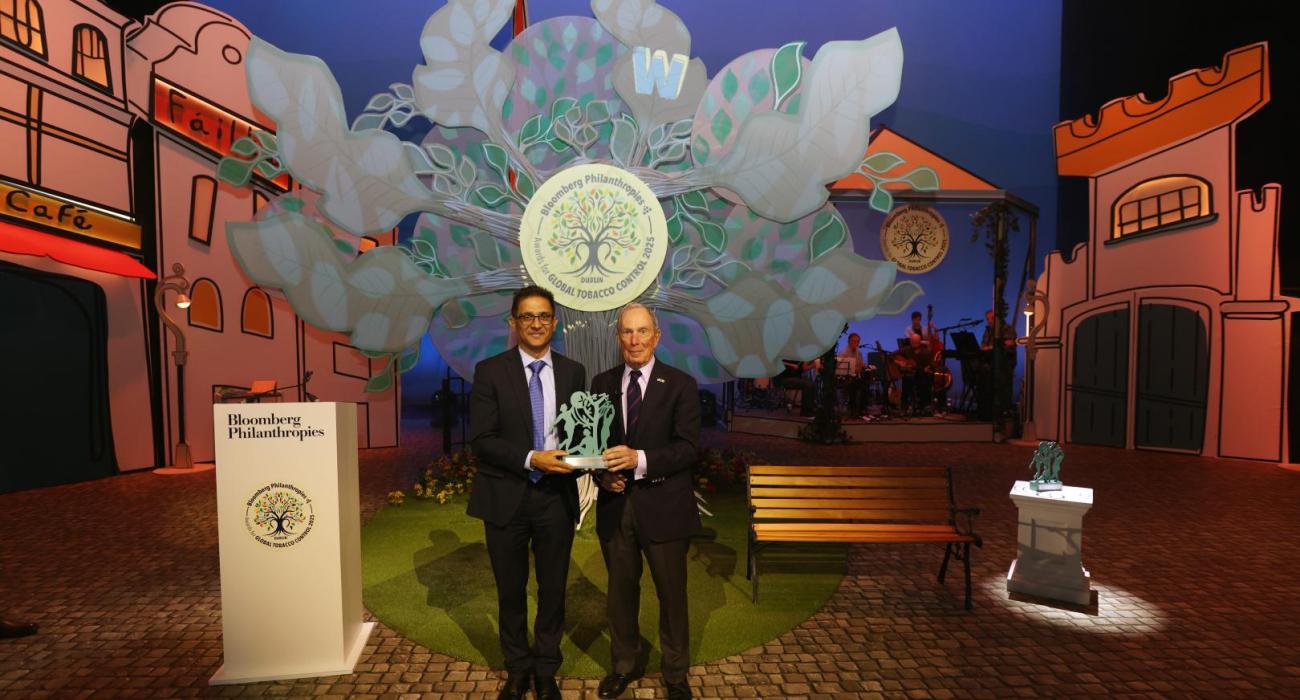 Mr. Sarwansingh Purmessur, Senior Chief Executive of the Ministry of Health and Wellness, Mauritius, receiving the Prestigious Bloomberg Philanthropies Award 2025 from Mr. Michael R. Bloomberg, Founder of Bloomberg Philanthropies and WHO Global Ambassador for Noncommunicable Diseases and Injuries