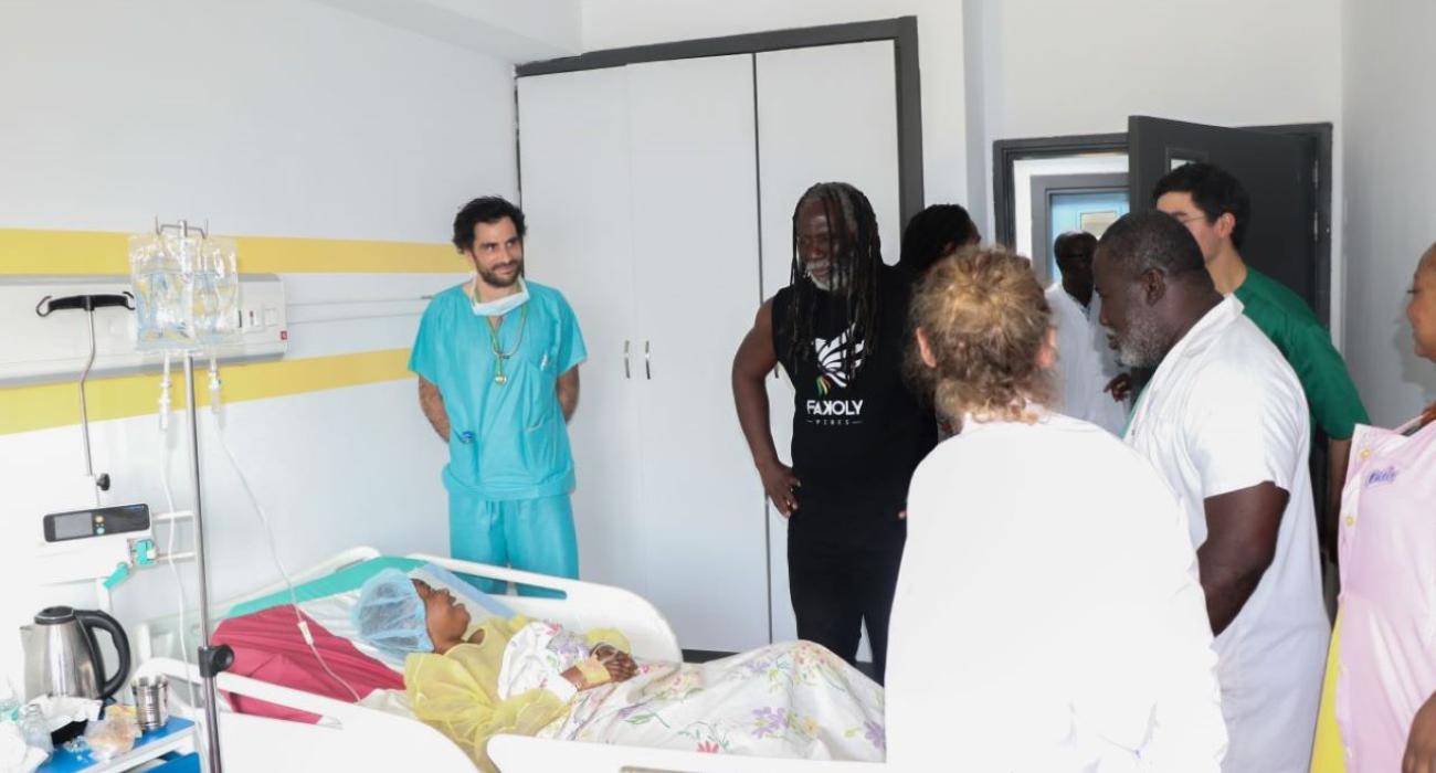  L'équipe médicale a reçu la visite surprise de l'artiste chanteur Tiken Jah Fakoly très engagé sur les questions de mutilations génitales féminines