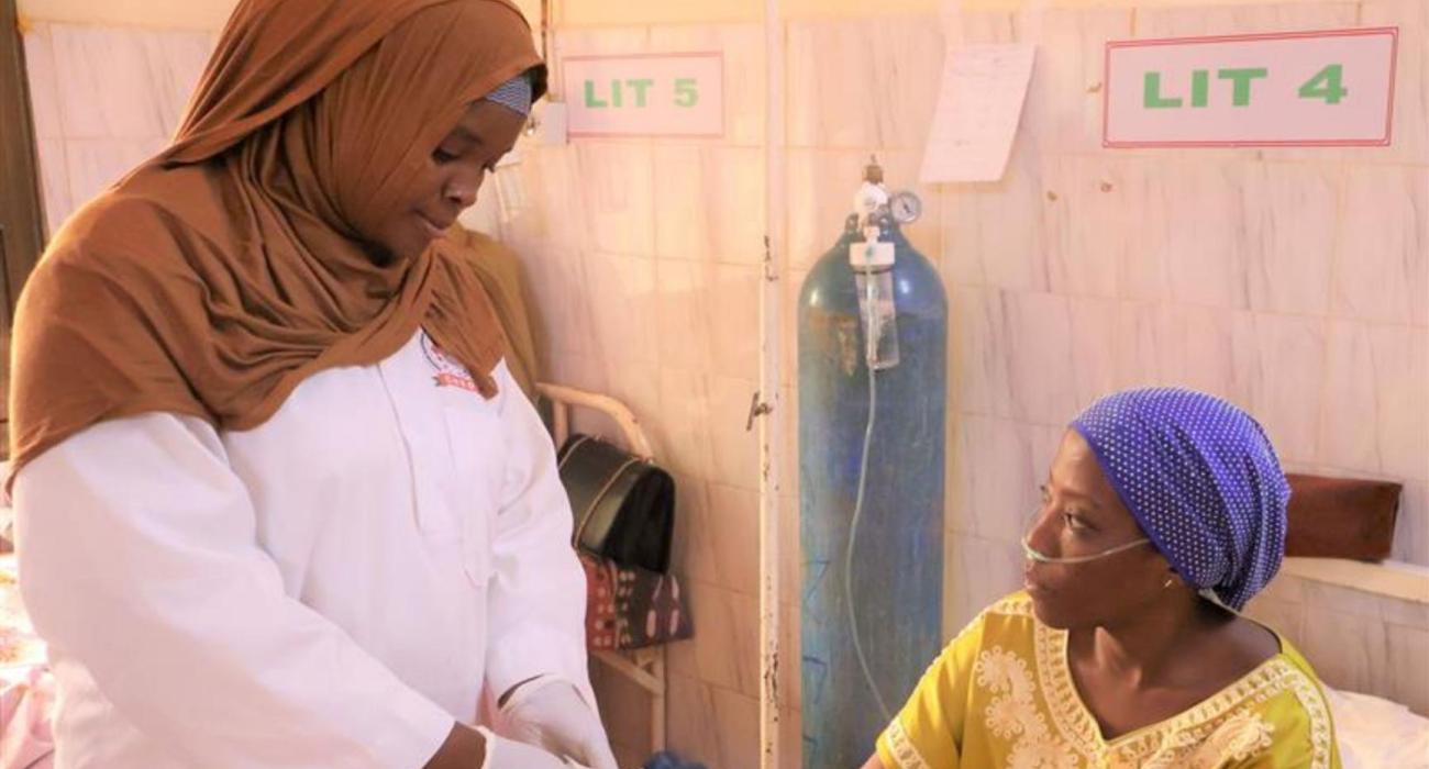 Une patiente atteinte reçoit le traitement au CNRD à Niamey