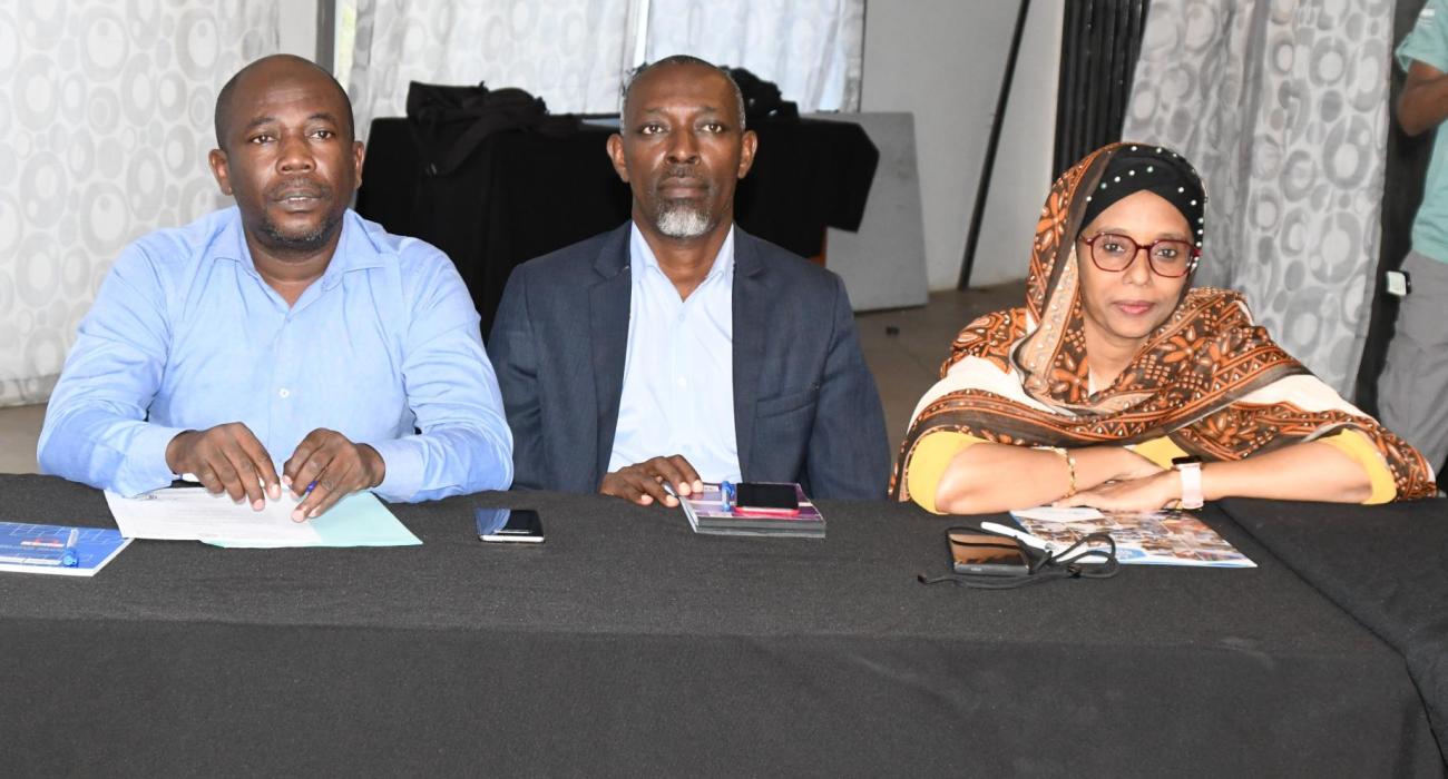 Le Directeur général de la santé à gauche, le DG Adjoint de l'ANAMEV et Dr Sainda Mohamed qui représente la représentante de l'OMS