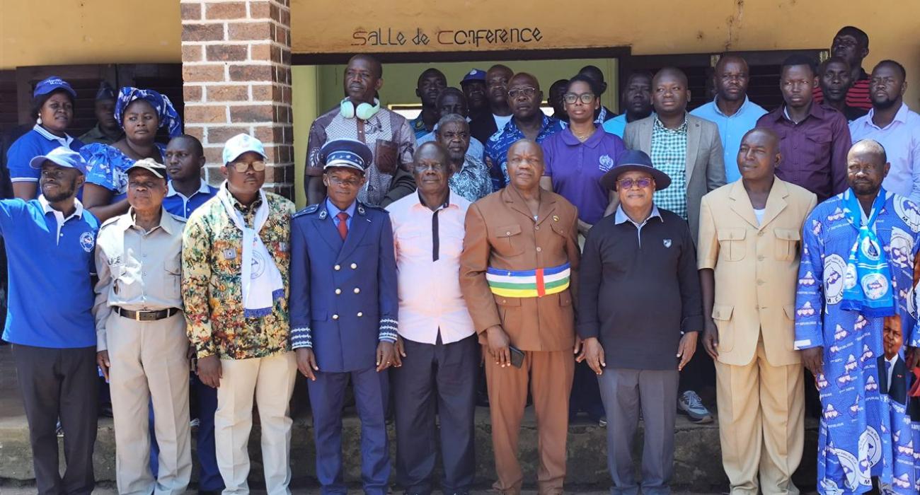 Photo de famille à Bangassou : la Représentante de l’OMS et le Ministre de la Santé aux côtés des leaders communautaires.