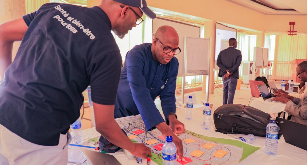 Travaux en groupe lors de l'atelier sur le renforcement de la collaboration intersectorielle selon l’approche « Une seule Santé » .