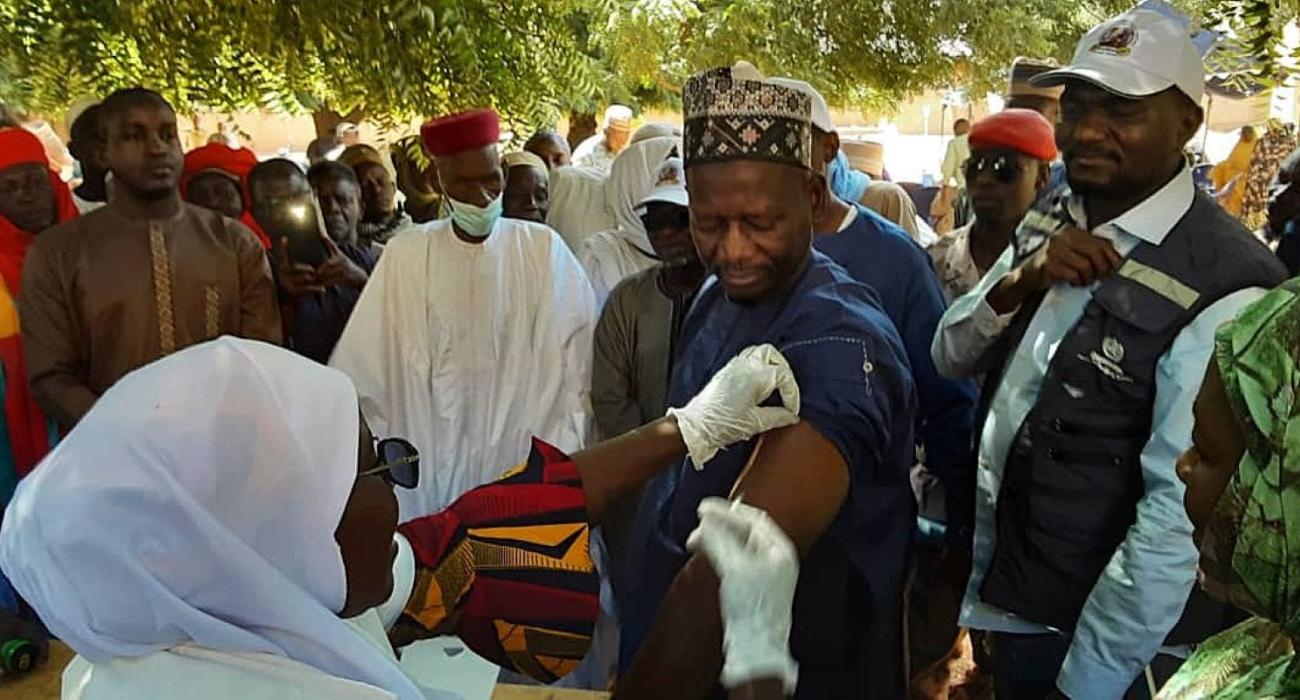 Administration du vaccin à un homme de la localité de Madaoua