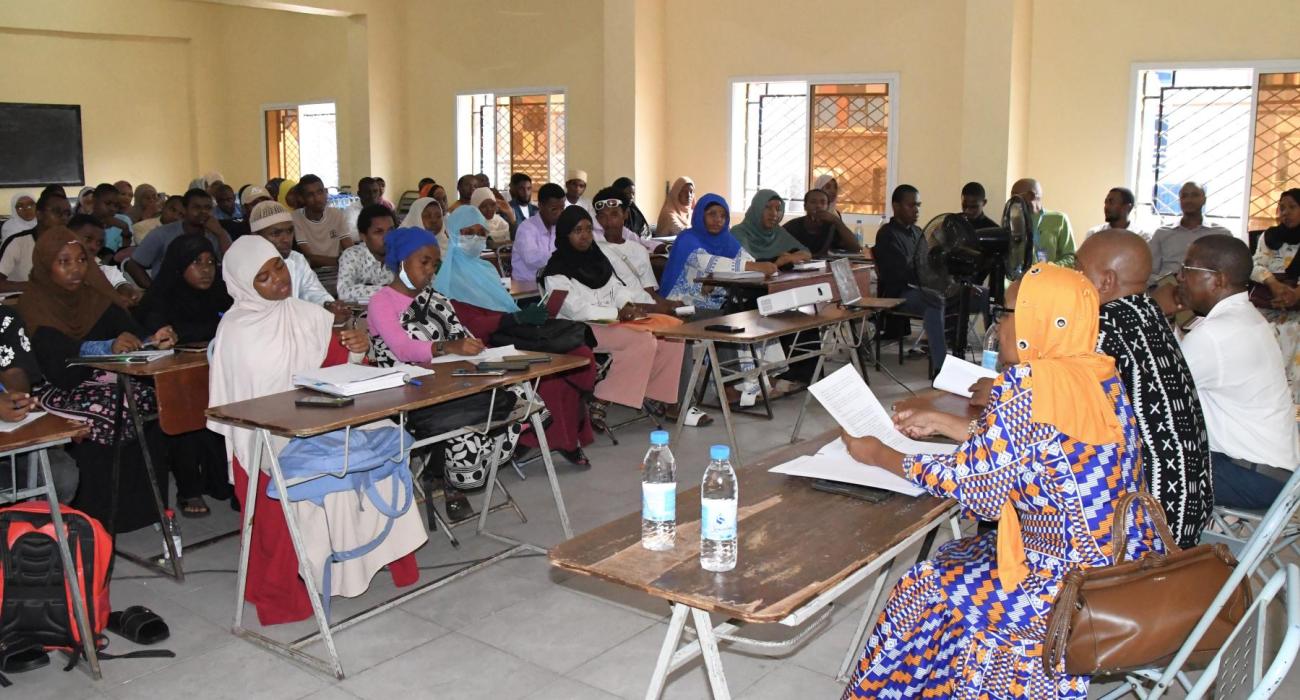 Dr Hissani Abdou Bacar devant les étudiants de la EMSP
