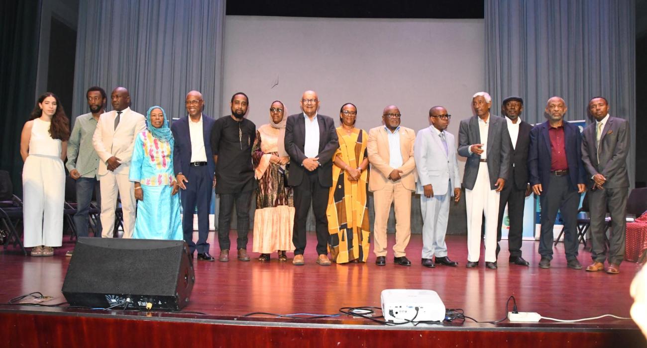 La Représentante de l'OMS au centre avec le Gouverneur de l'île de Ngazidja pendant la Photo des famille des organisateurs